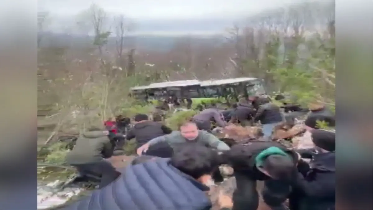 Kocaeli'de belediye otobüsü şarampole uçtu: Çok sayıda yaralı var haberinin görseli