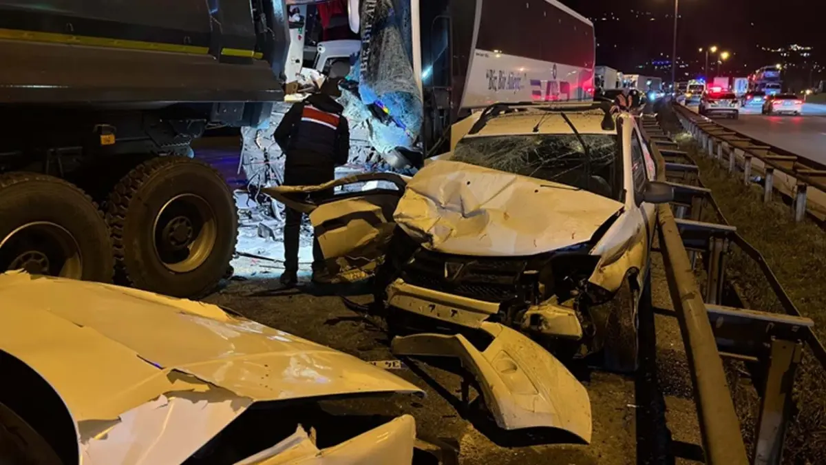 Sakarya’da zincirleme kaza: Ölü ve yaralılar var haberinin görseli