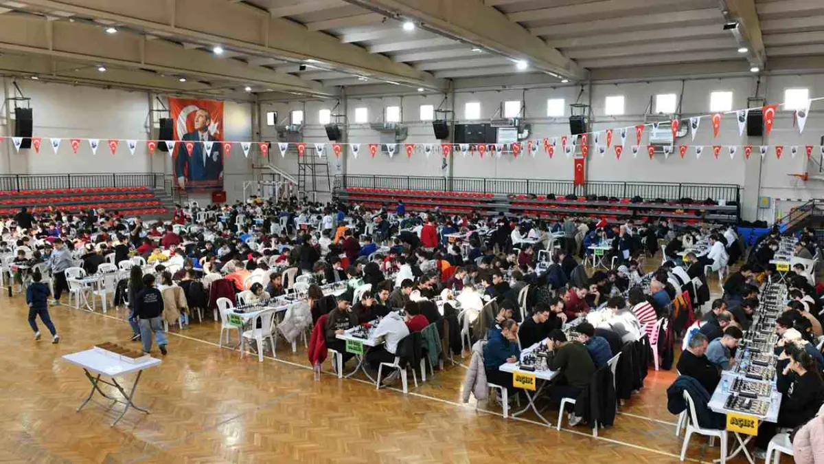 Satranç tutkunları Çiğli’de buluştu haberinin görseli