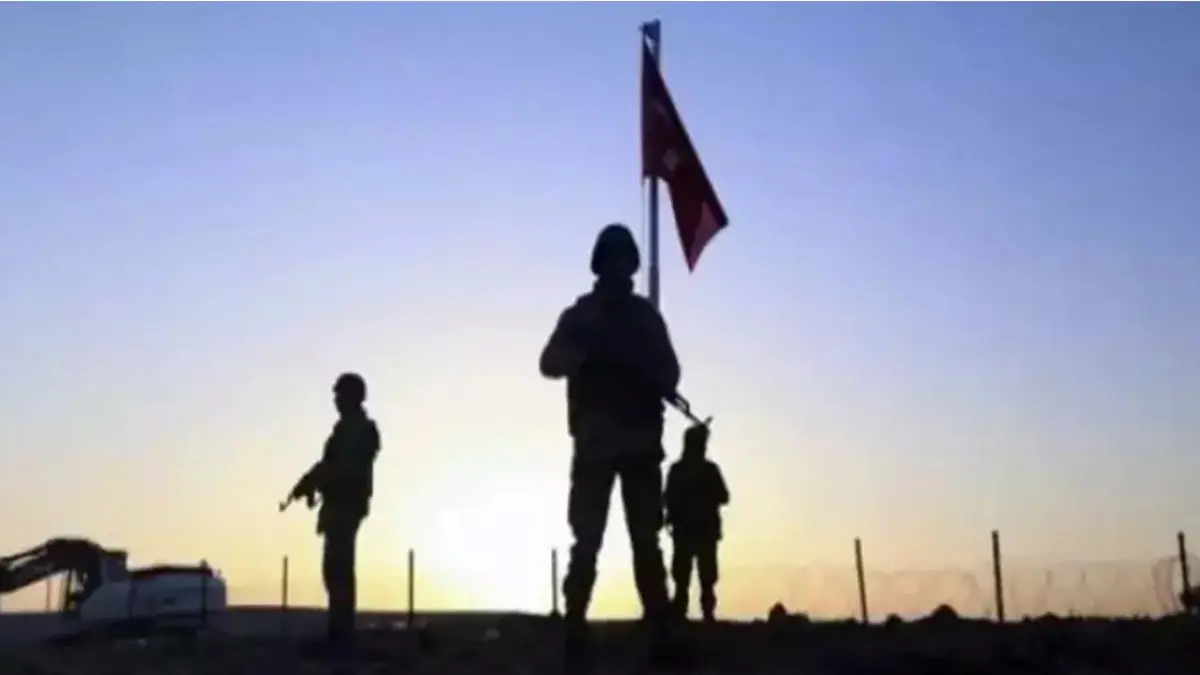 Suriye sınırında provokasyon: Türk bayrağı yeniden göndere çekildi! 14 kişi gözaltında haberinin görseli