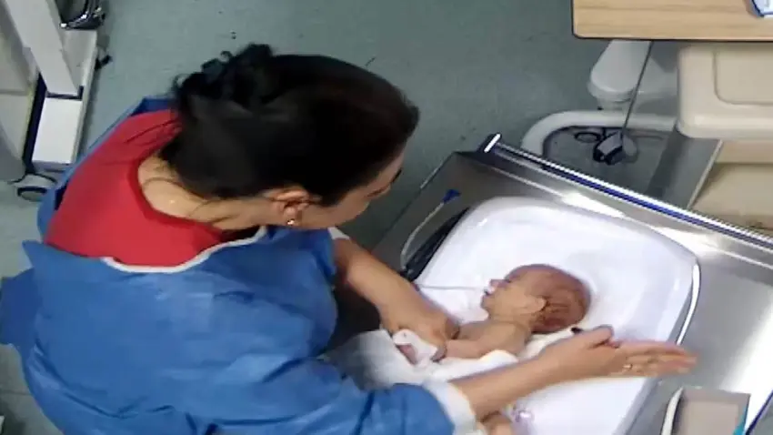 5 günlük bebek şiddet nedeniyle engelli kaldı: Hemşire hakkında 3 yıl hapis istemi haberinin görseli