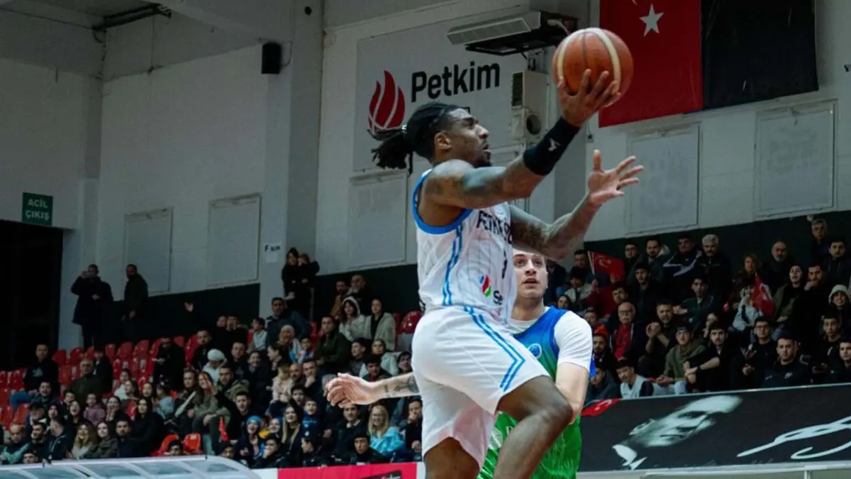 Aliağa Petkimspor zirveyi bırakmıyor haberinin görseli