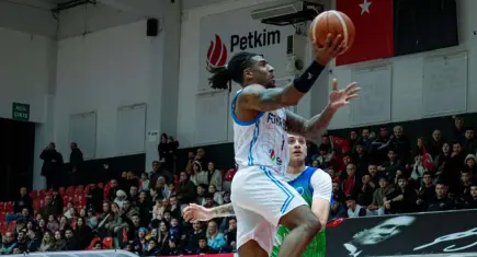 Aliağa Petkimspor zirveyi bırakmıyor