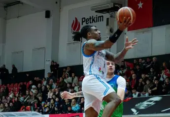 Aliağa Petkimspor zirveyi bırakmıyor