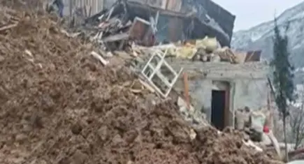 Artvin’de heyelan; ev ve ahır yıkıldı