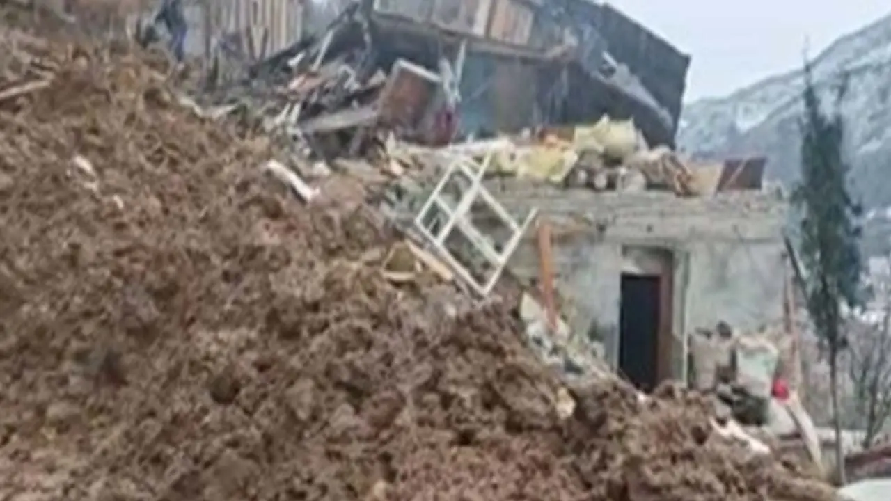 Artvin’de heyelan; ev ve ahır yıkıldı