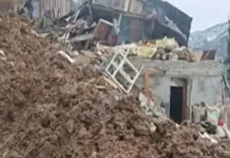 Artvin’de heyelan; ev ve ahır yıkıldı