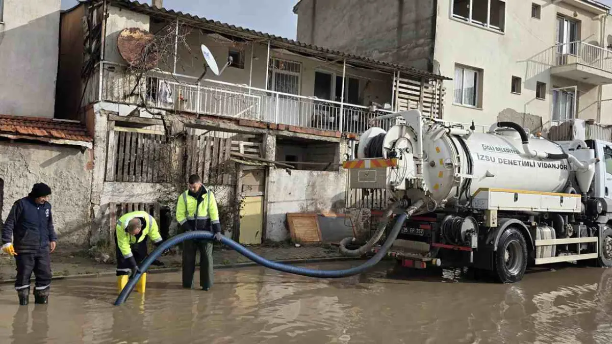 Çiğli Belediyesi fırtına ve yağışa karşı hızla müdahale ediyor haberinin görseli