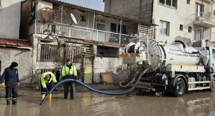 Çiğli Belediyesi fırtına ve yağışa karşı hızla müdahale ediyor