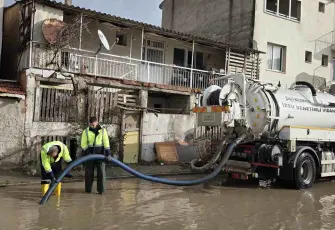 Çiğli Belediyesi fırtına ve yağışa karşı hızla müdahale ediyor
