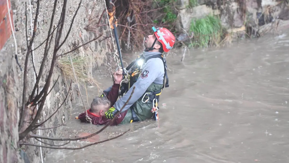 İzmir'de sağanak: Akıntıya kapılan vatandaşı itfaiye kurtardı haberinin görseli