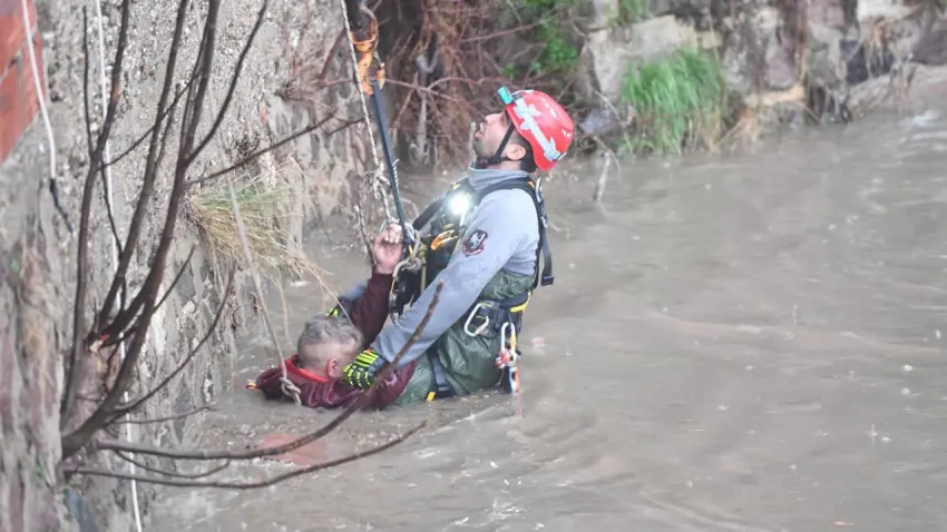 İzmir'de sağanak: Akıntıya kapılan vatandaşı itfaiye kurtardı