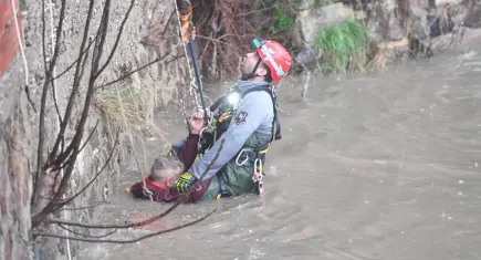 İzmir'de sağanak: Akıntıya kapılan vatandaşı itfaiye kurtardı