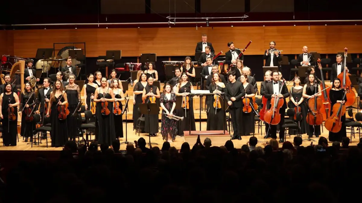 İzmir Oda Orkestrası’ndan yıldız isimlerle unutulmaz konser haberinin görseli