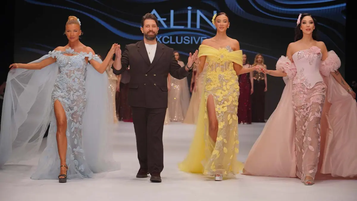 Ünlü mankenlerden podyumda "Bayrak" mesajı: Bizim kırmızı çizgimizdir! haberinin görseli