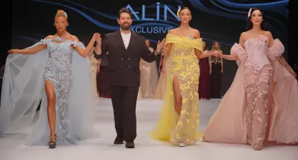 Ünlü mankenlerden podyumda "Bayrak" mesajı: Bizim kırmızı çizgimizdir!