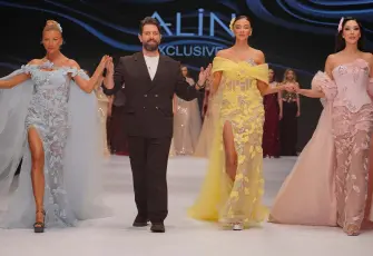 Ünlü mankenlerden podyumda "Bayrak" mesajı: Bizim kırmızı çizgimizdir!