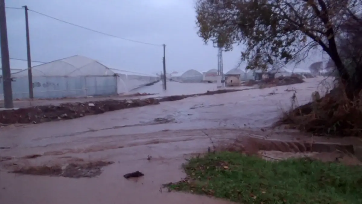Antalya'da sel felaketi: Sera ve bahçeler sular altında, mahsur kalanlar botlarla kurtarıldı! haberinin görseli