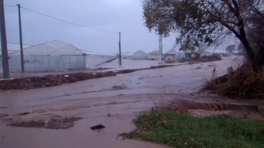 Antalya'da sel felaketi: Sera ve bahçeler sular altında, mahsur kalanlar botlarla kurtarıldı!