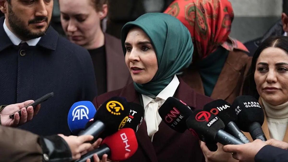 Bakan Göktaş'tan İBB'nin kreşinde darp ve istismara uğradığı iddia edilen çocuğun ailesine ziyaret haberinin görseli