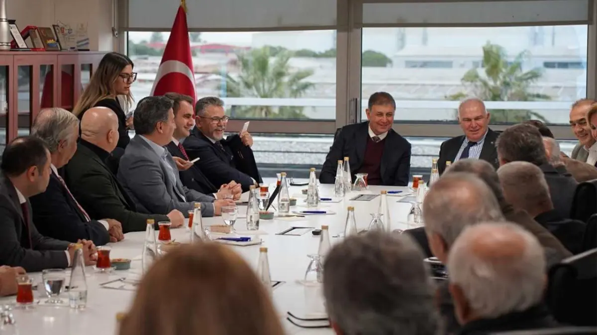 CHP İzmir heyeti  İAOSB ziyaret etti haberinin görseli