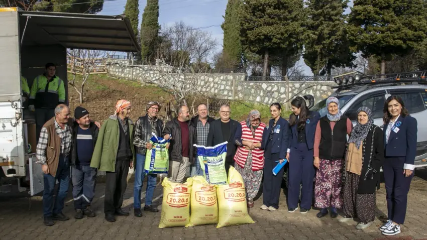 Güzelbahçe Belediyesi’nden üreticiye gübre desteği