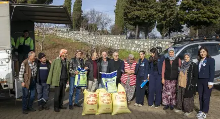 Güzelbahçe Belediyesi’nden üreticiye gübre desteği