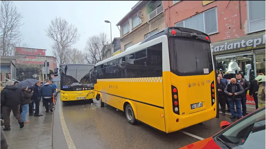 İstanbul’da kaza: İki özel halk otobüsü kafa kafaya çarpıştı haberinin görseli
