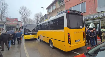 İstanbul’da kaza: İki özel halk otobüsü kafa kafaya çarpıştı