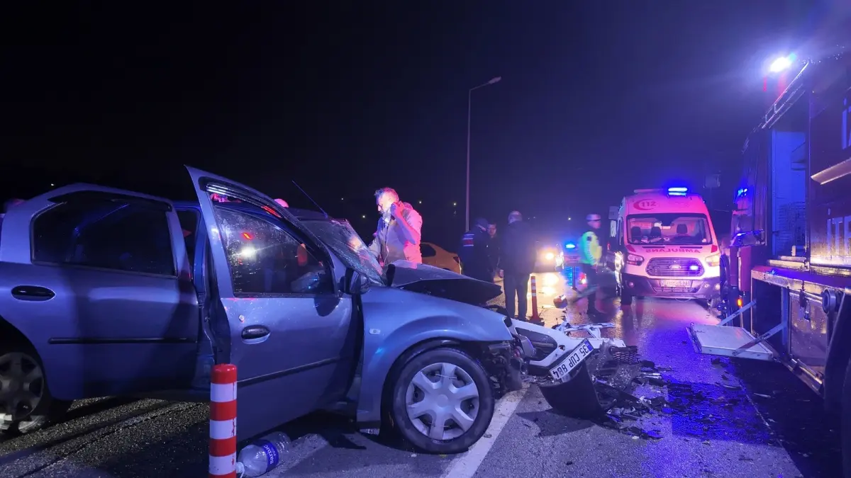 İzmir haber: Foça’da iki otomobil çarpıştı! 2’si ağır 6 yaralı haberinin görseli