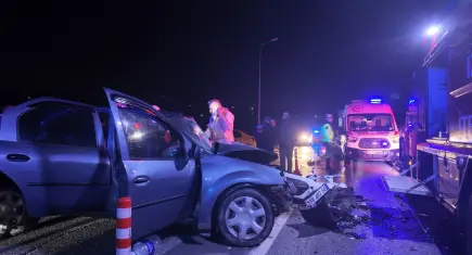İzmir haber: Foça’da iki otomobil çarpıştı! 2’si ağır 6 yaralı