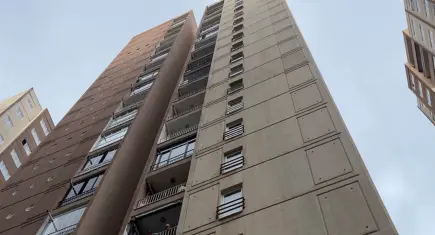 Kiralamak için gittiği evin balkonunda atlayarak intihar etti