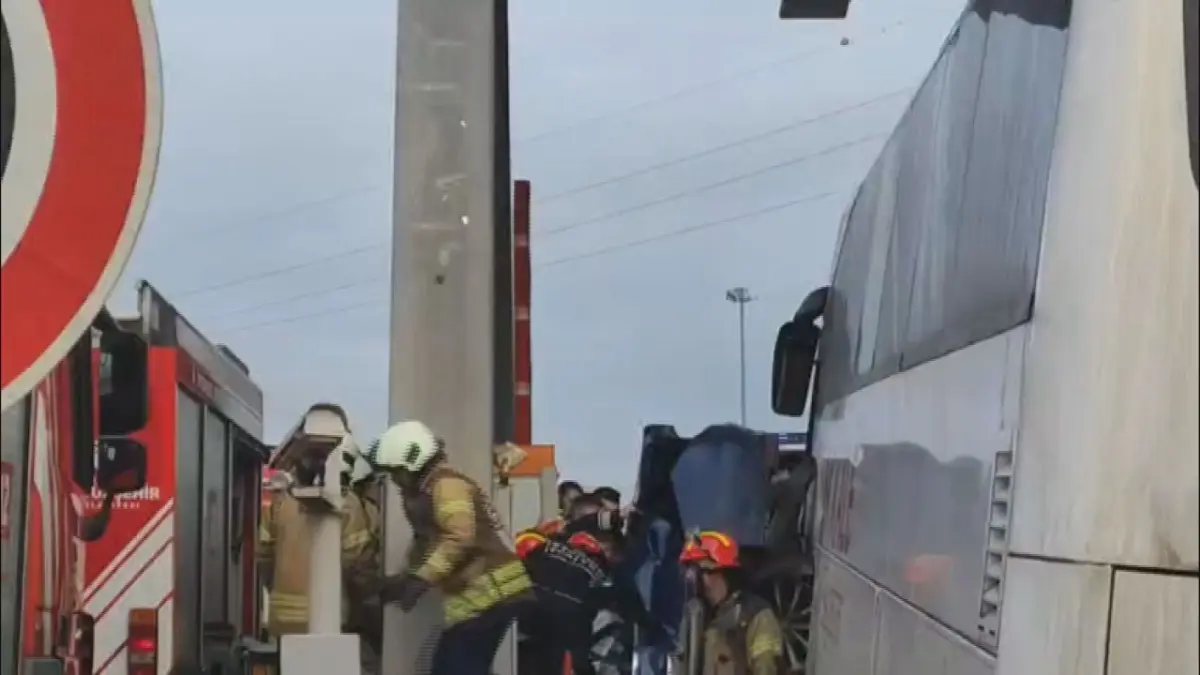 Kuzey Marmara Otoyolu’nda kaza: Yolcu otobüsünün ezdiği otomobil gişede sıkıştı! Ölü ve yaralılar var haberinin görseli