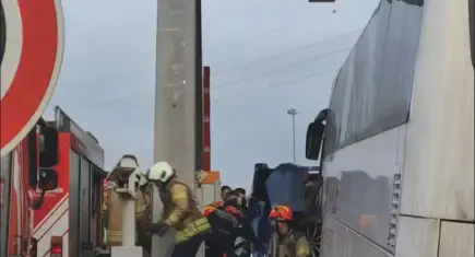 Kuzey Marmara Otoyolu’nda kaza: Yolcu otobüsünün ezdiği otomobil gişede sıkıştı! Ölü ve yaralılar var