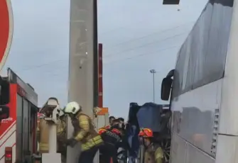 Kuzey Marmara Otoyolu’nda kaza: Yolcu otobüsünün ezdiği otomobil gişede sıkıştı! Ölü ve yaralılar var