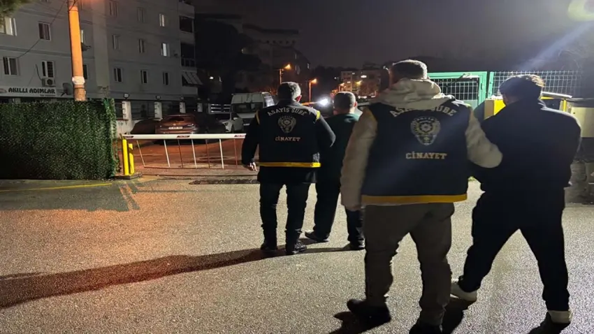  Manisa’da kuyumcu soygunu: İzmir’e kaçan maskeli gaspçılar nefes kesen operasyonla yakalandı! haberinin görseli