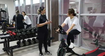 Menderes Belediyesi, kadınlar için fitness salonunu yeniledi