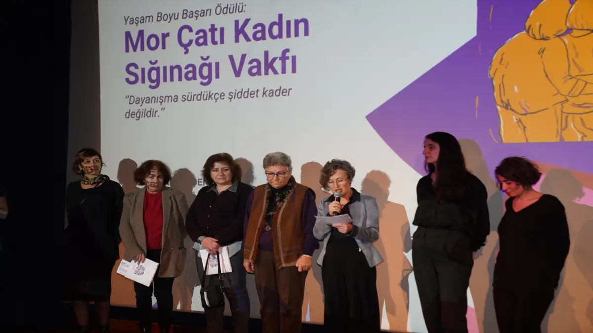 Mor Çatı’ya SES Yılın Kadınları 2025’te Yaşam Boyu Başarı Ödülü haberinin görseli