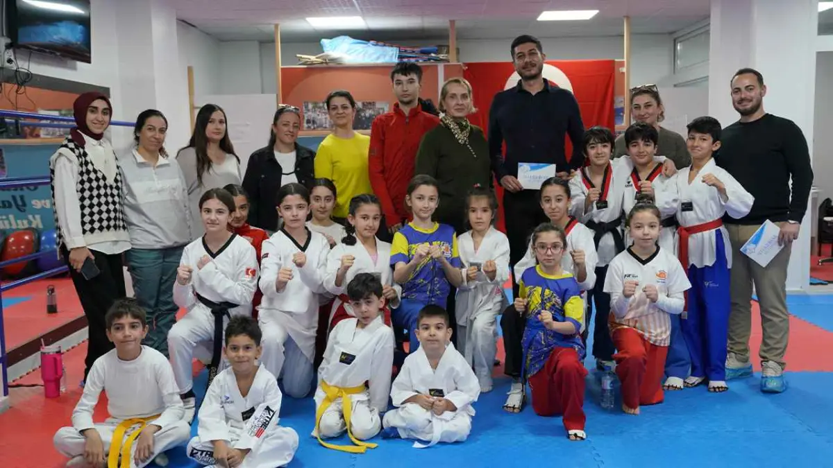 Seferihisar Belediyesi’nden taekwondo sporcularına psikolojik destek haberinin görseli