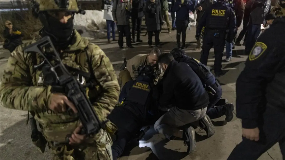 ABD’de ICE protestoları: Göçmen polisi gözaltına almaya çalıştığı kişiyi kurşun yağmuruna tuttu haberinin görseli