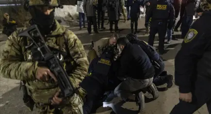 ABD’de ICE protestoları: Göçmen polisi gözaltına almaya çalıştığı kişiyi kurşun yağmuruna tuttu