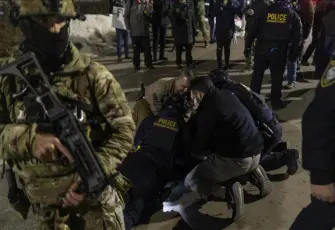 ABD’de ICE protestoları: Göçmen polisi gözaltına almaya çalıştığı kişiyi kurşun yağmuruna tuttu