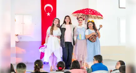 Aliağa Orman Tiyatrosu’nda çocuklar Birlikte Parlayalım dedi