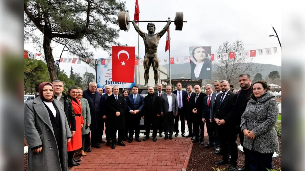 Bornova, “Cep Herkülü” Naim’i ölümsüzleştirdi haberinin görseli