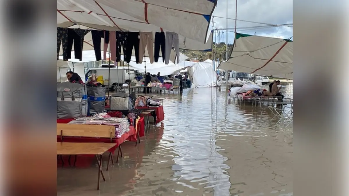 Çeşme'de sağanak sonrası yollar göle döndü haberinin görseli