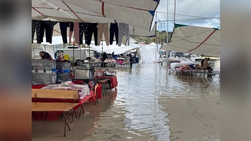 Çeşme'de sağanak sonrası yollar göle döndü