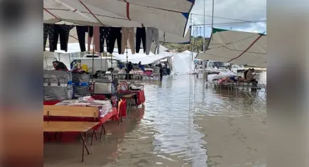 Çeşme'de sağanak sonrası yollar göle döndü