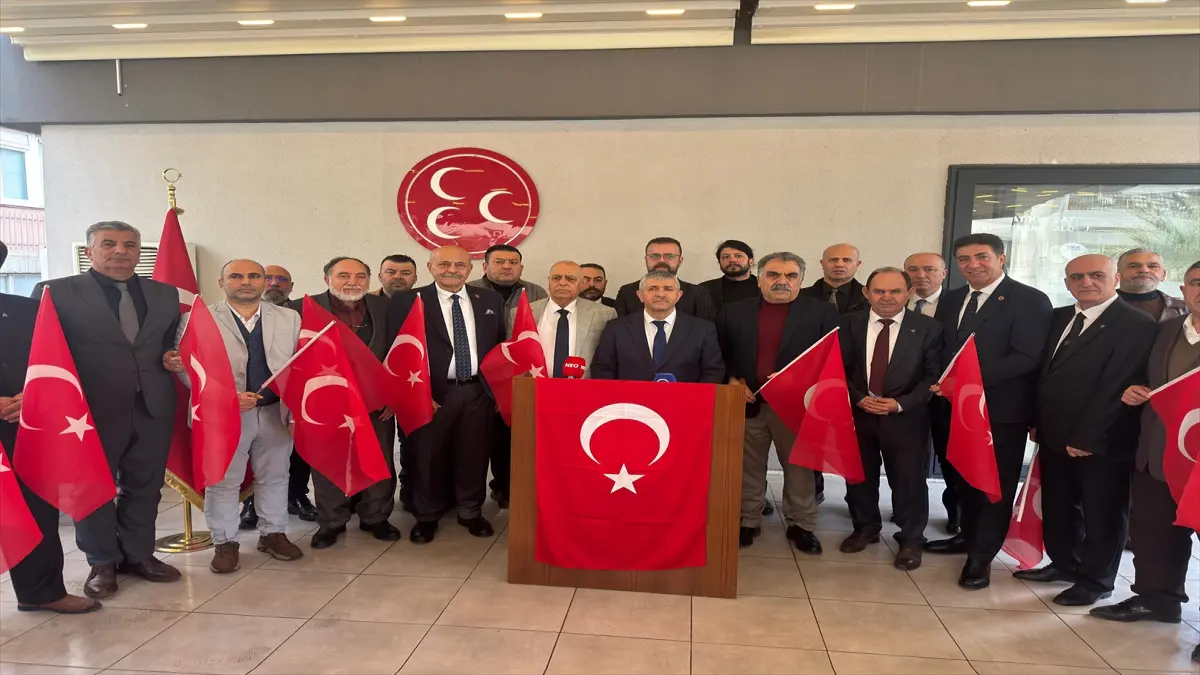 İzmir'de, terör örgütü YPG/SDG yandaşlarının Türk bayrağına saldırısına tepki başlıklı video haberin görseli