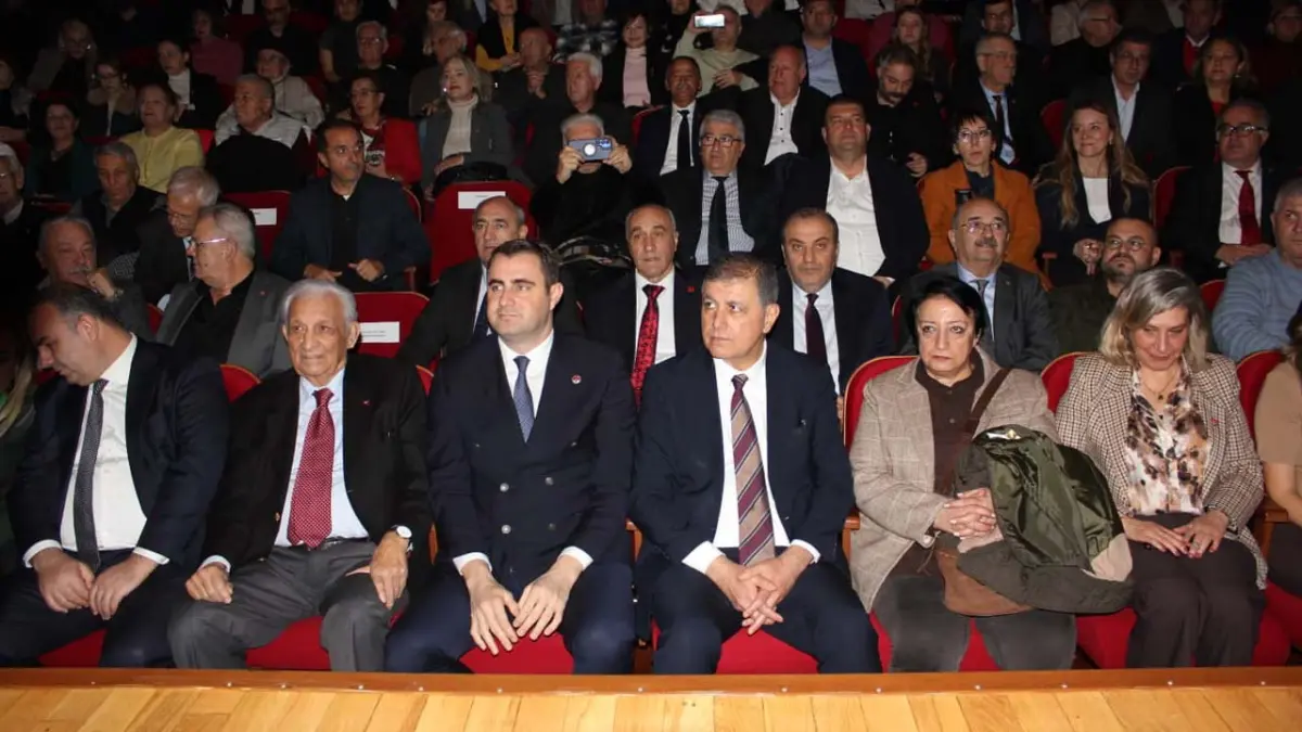 İzmir’de Uğur Mumcu anması: Yaşasaydı Türkiye’de siyaset farklı olurdu haberinin görseli