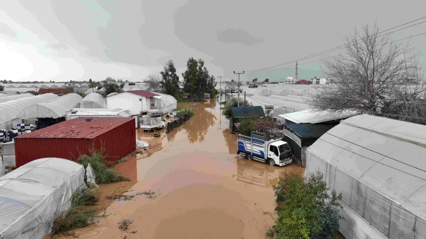 Sarı kodlu yağış Antalya’yı vurdu: Tarım alanları suya gömüldü